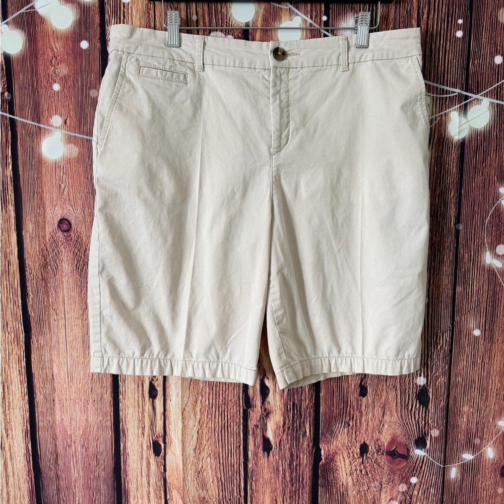 Croft & Barrow Women's Beige Stretch Twill Bermuda Shorts
Size 14